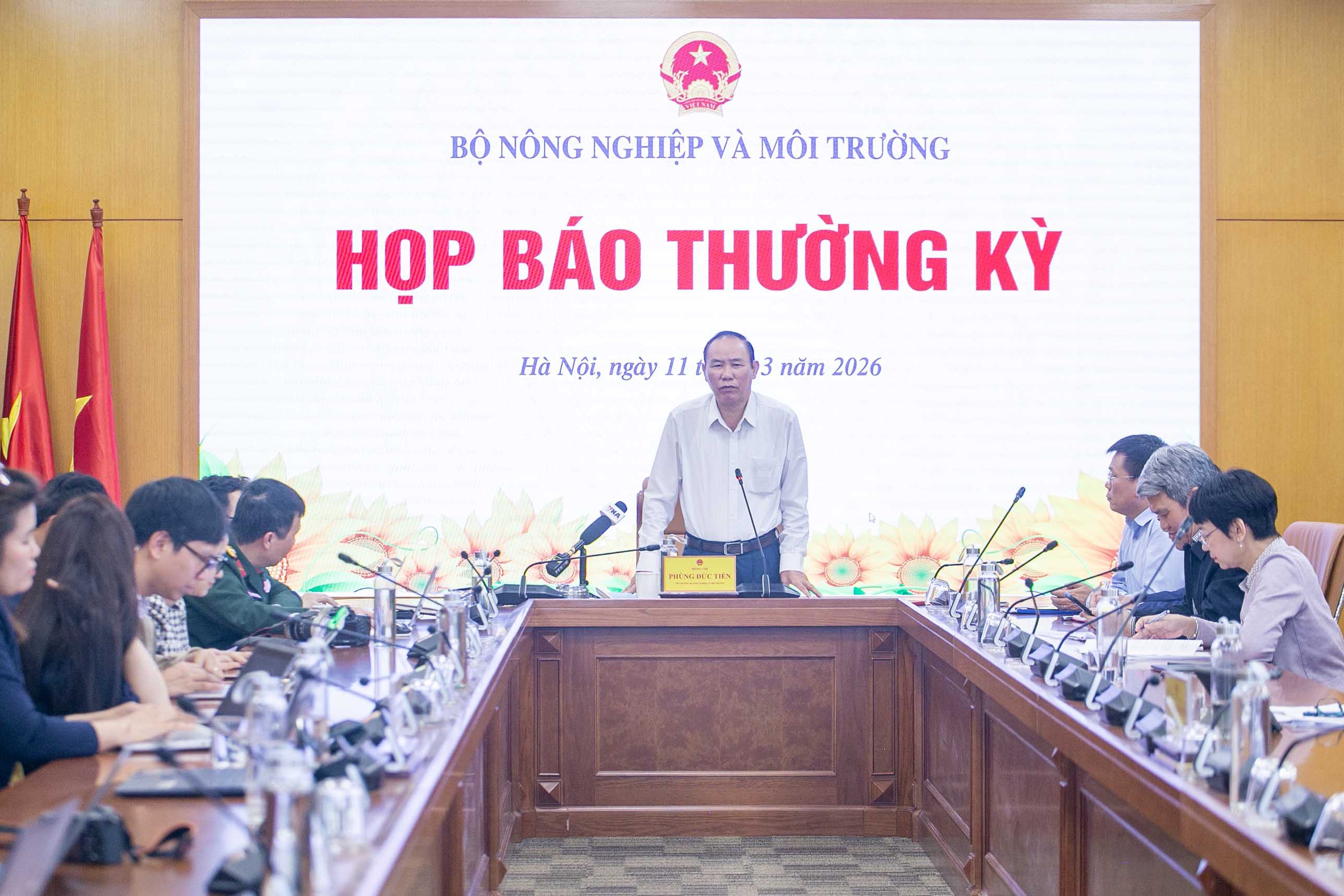 Giá lúa gạo giảm, đại diện Cục Trồng trọt và Bảo vệ thực vật đề xuất chính sách mua dự trữ - Ảnh 1.