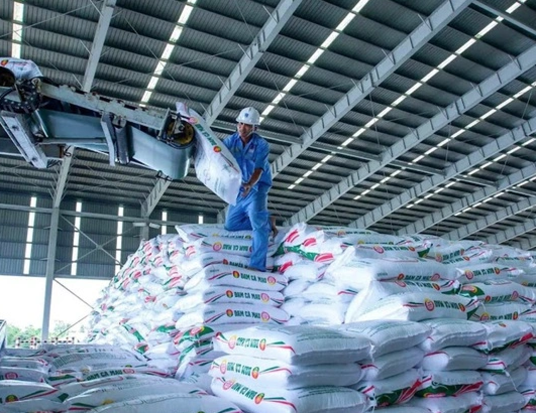 Giá phân bón tăng, nhập khẩu giảm mạnh - Ảnh 1.