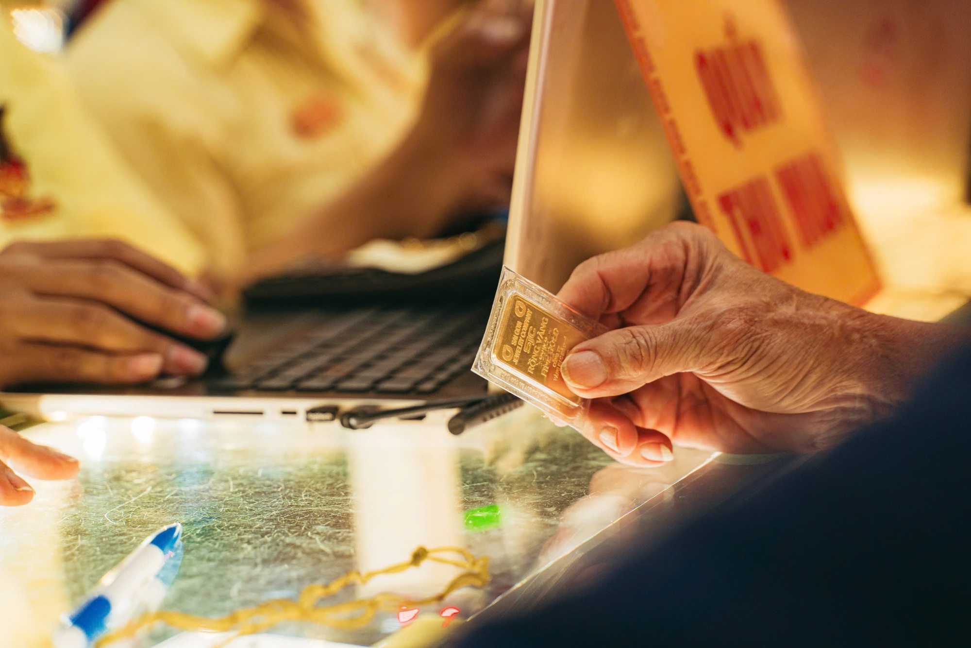 Giá vàng bất ngờ đảo chiều tăng mạnh - Ảnh 1.