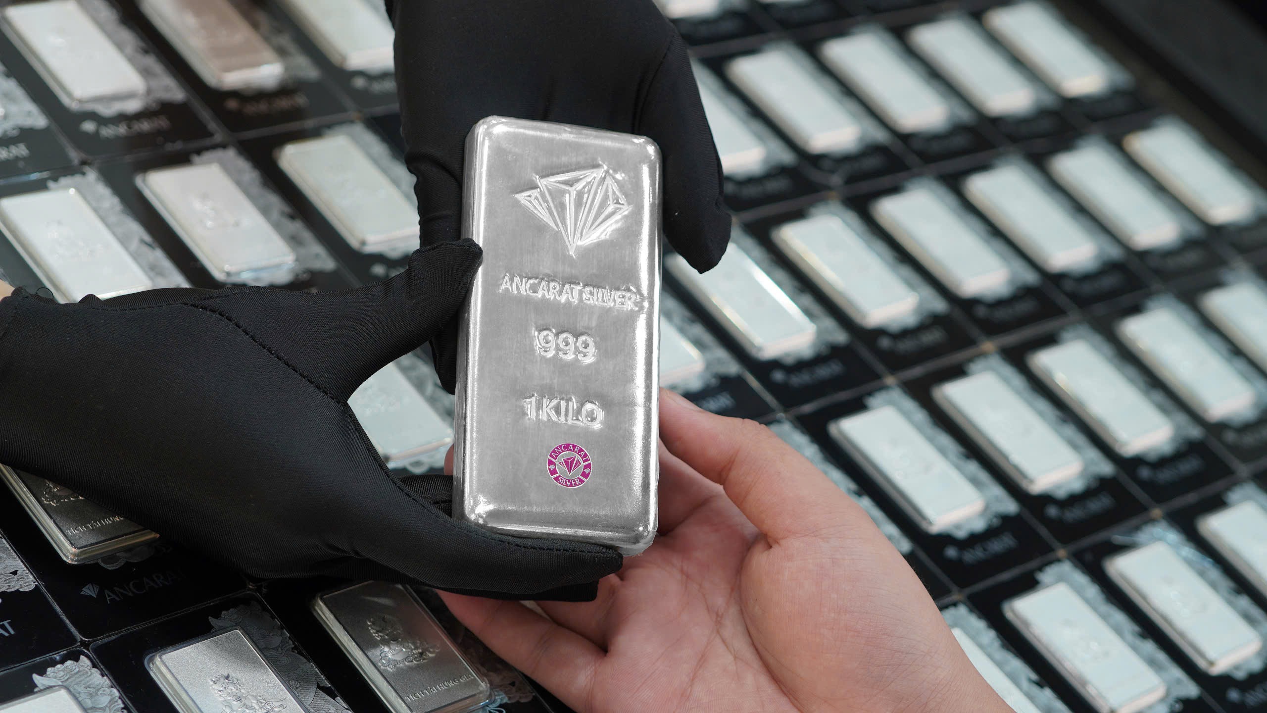 Giá vàng bật tăng, giá bạc giảm nhẹ, kịch bản nào tiếp theo?- Ảnh 1.