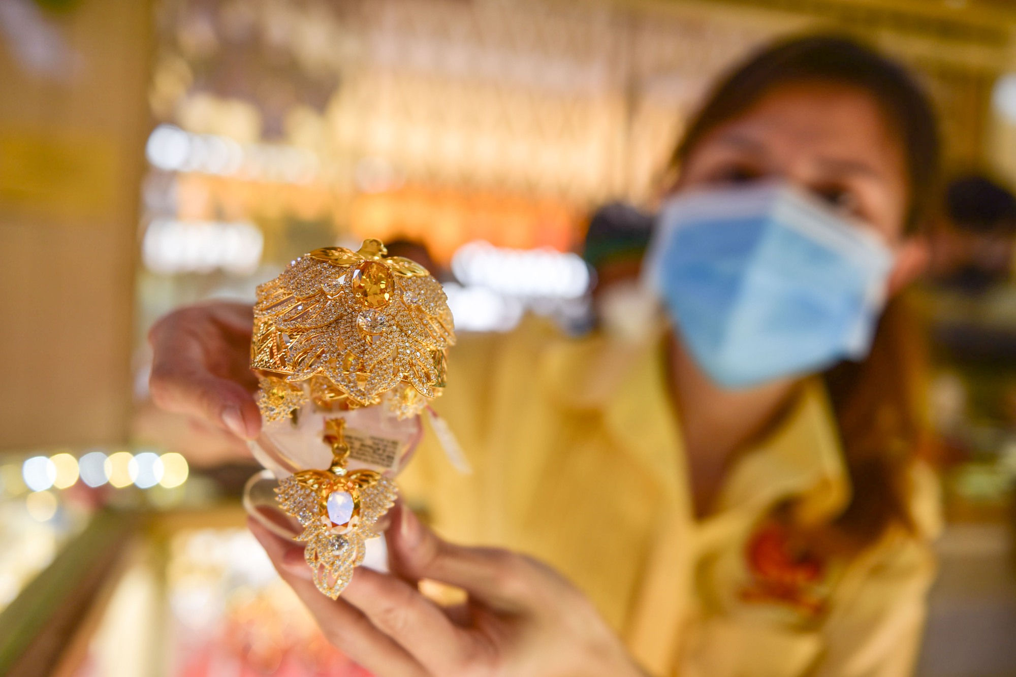 Giá vàng đã giảm mạnh so với đỉnh, giới chuyên gia nhận định gì? 1 Giá vàng - Ảnh 1.