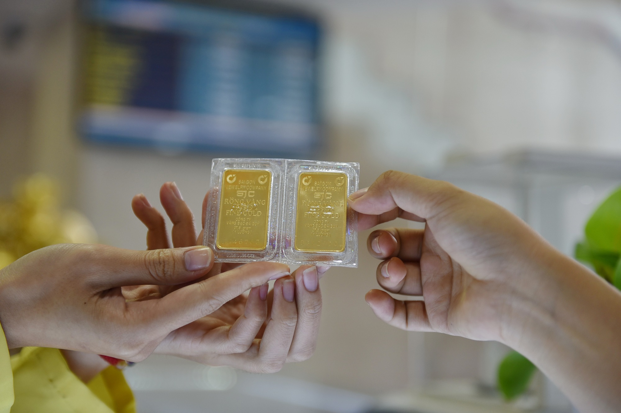 Giá vàng miếng SJC giảm thêm 600.000 đồng/lượng, xuất hiện lực mua bắt đáy - Ảnh 1.