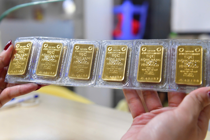 Giao dịch vàng miếng tại SJC Nguyễn Thị Minh Khai ngày vía Thần tài. Ảnh: Thanh Tùng