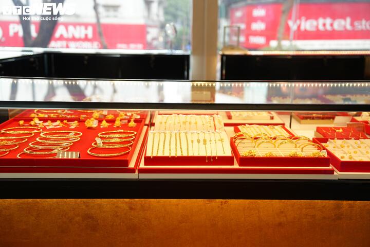 Giá vàng 'nhảy múa' do căng thẳng Trung Đông, có nên mua lúc này?- Ảnh 1.