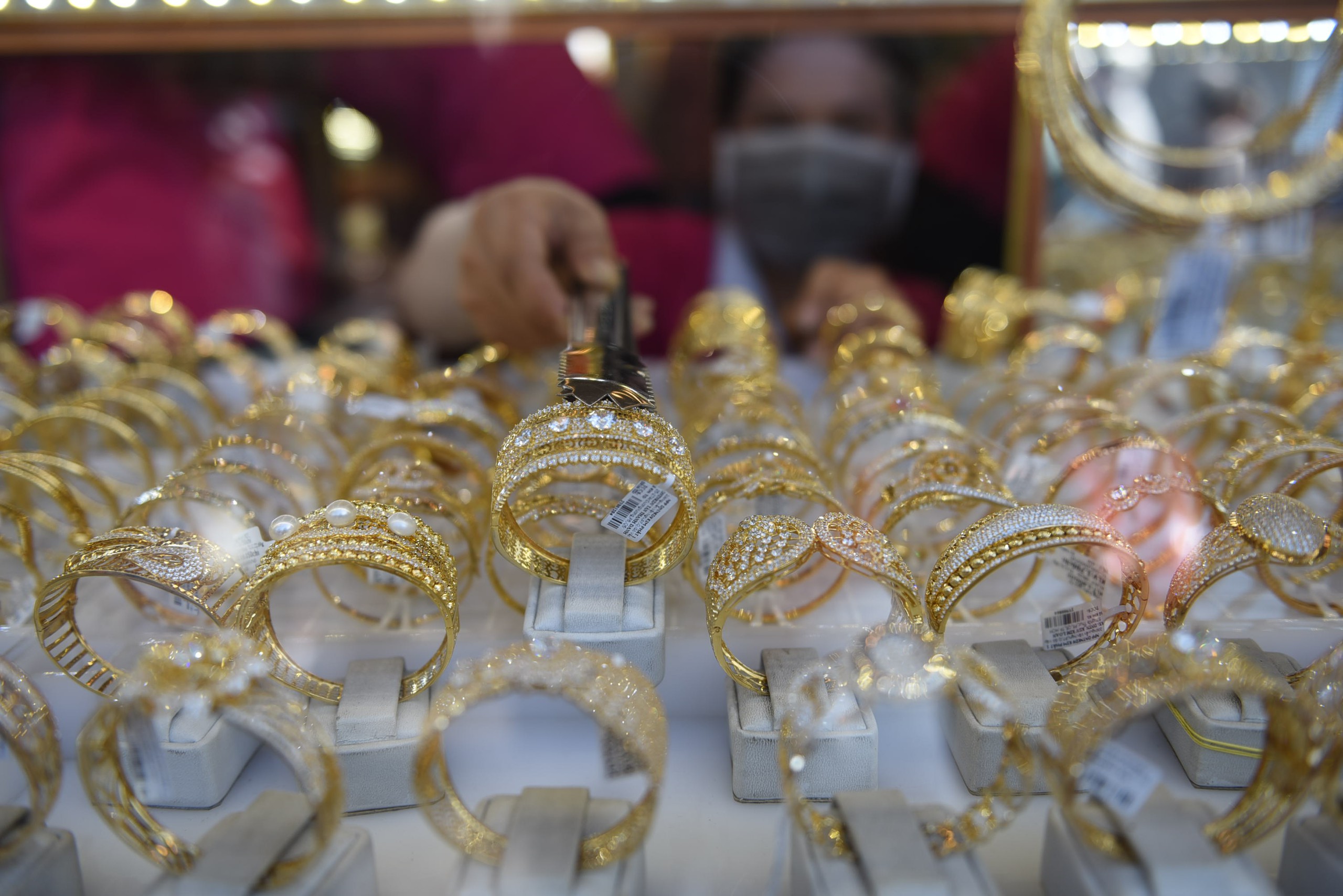 Giá vàng thế giới đột ngột giảm sâu về dưới 4.900 USD/ounce - Ảnh 2.