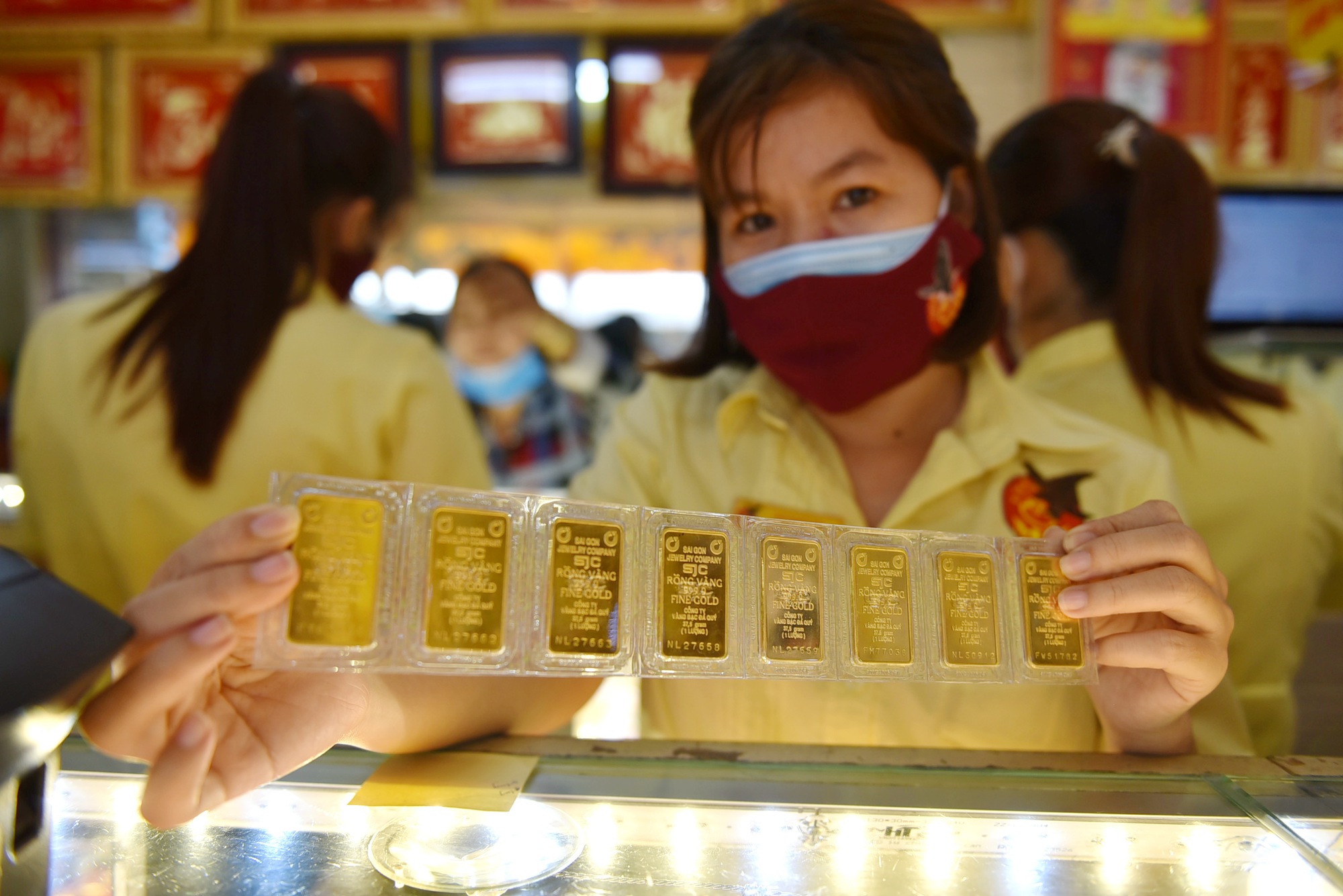 Giá vàng thế giới giảm sâu, trong nước chỉ còn 167 triệu đồng/lượng 1 Giá vàng thế giới giảm sâu, trong nước chỉ còn 167 triệu đồng/lượng - Ảnh 1.