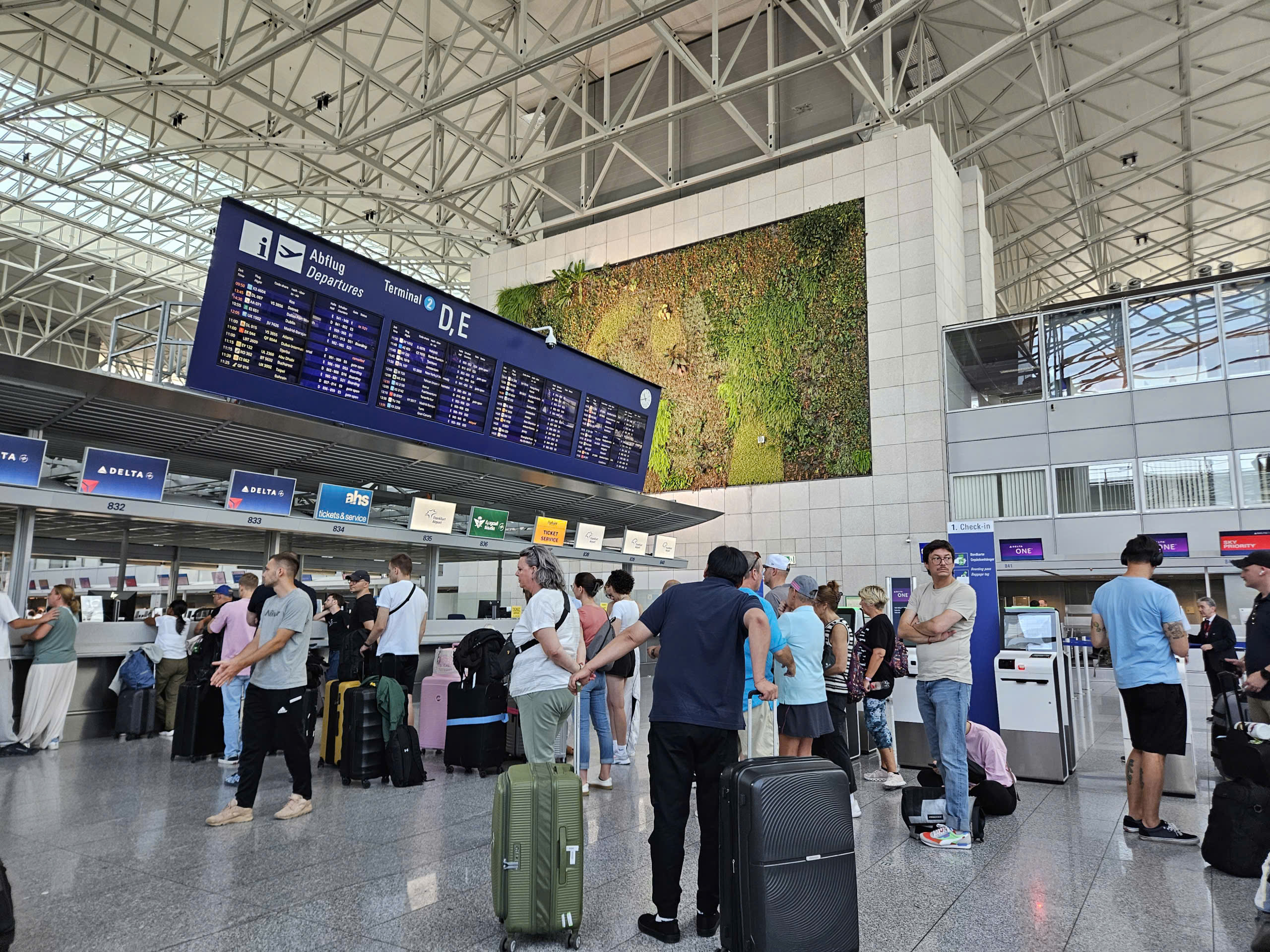 Giá vé máy bay đi châu Âu tăng cao do chiến sự Trung Đông năm 2026 - Ảnh 2.