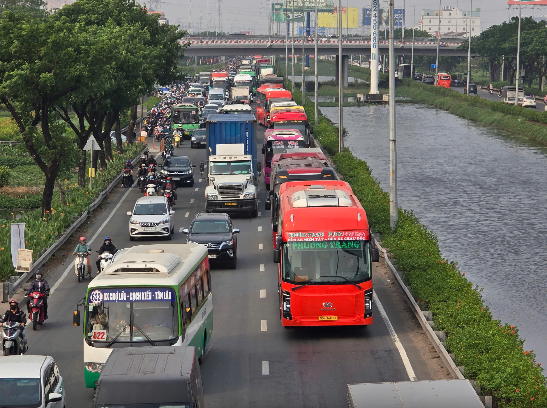 Giá vé xe khách tăng mạnh, Bộ Xây dựng lập đoàn kiểm tra nhiều địa phương- Ảnh 1.