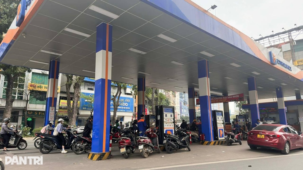 Giá xăng có loại tăng 7.000 đồng/lít, vài điểm đông khách, nơi bán giới hạn - 1
