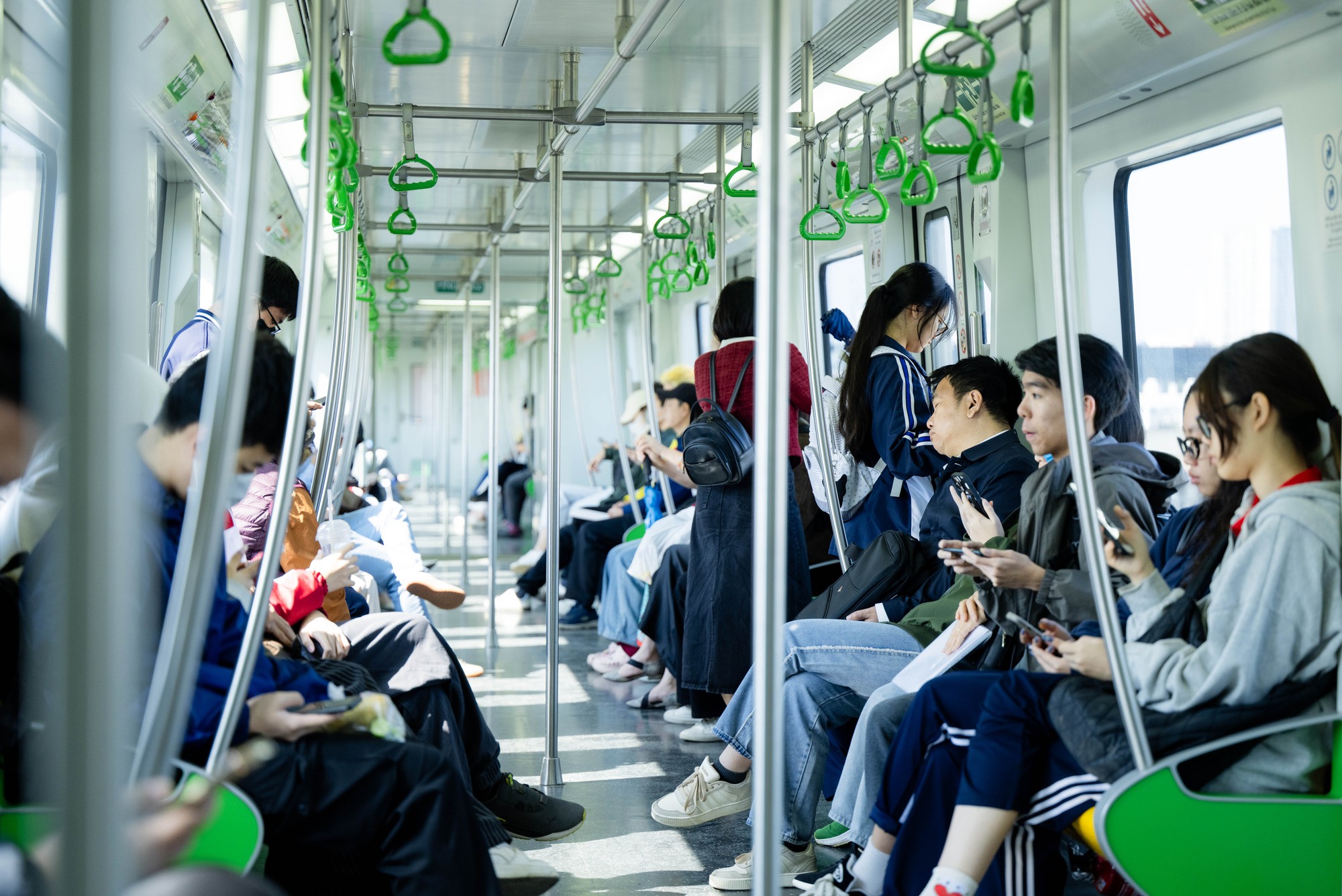 Giá xăng dầu biến động, người dân Hà Nội - TP.HCM rủ nhau bỏ xe cá nhân, chuyển sang di chuyển bằng tàu điện và xe buýt- Ảnh 1.