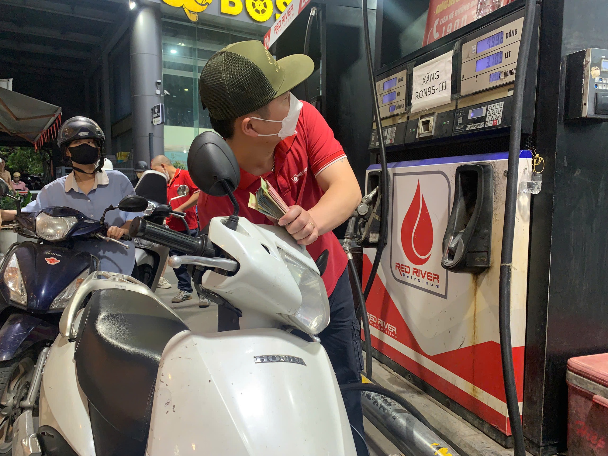 Giá xăng dầu đồng loạt tăng mạnh từ đêm 19.3, có loại tăng gần 9.000 đồng/lít- Ảnh 1.