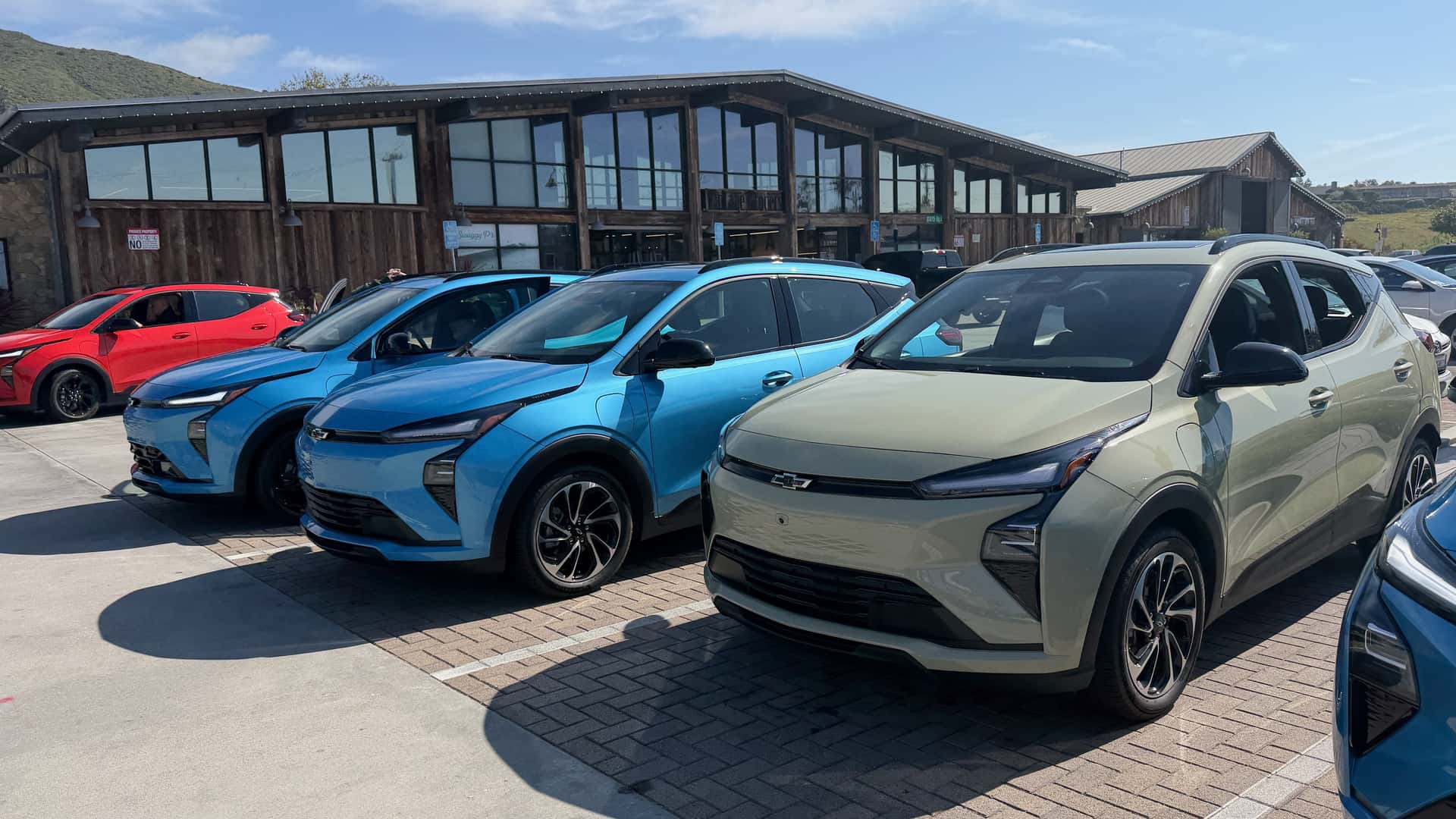 Giá xăng dầu liên tục biến động, lượng tìm kiếm xe điện gia tăng - Ảnh 1.