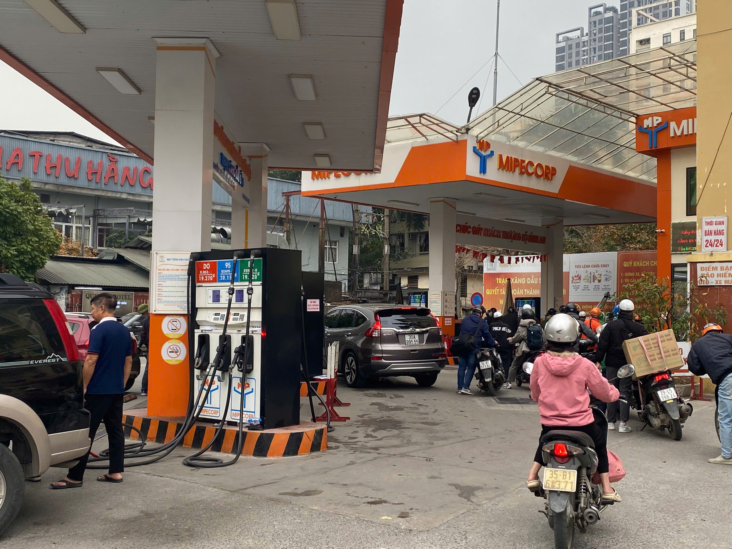 Giá xăng dầu tăng 20 % sẽ dùng qũy bình ổn giá trong tháng 10 năm 2026 - Ảnh 1. Giá xăng dầu tăng 20 % sẽ dùng qũy bình ổn giá trong tháng 10 năm 2026 - Ảnh 1.