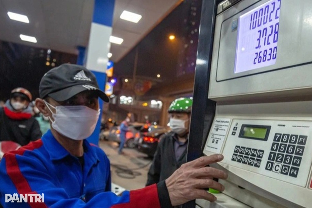 Giá xăng dầu tăng, RON 95 vượt 30.000 đồng/lít: Nguyên nhân do đâu? - 1