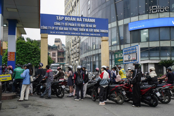 Người dân chờ vào đổ xăng tại Hà Nội chiều 6/3. Ảnh: Hoàng Giang
