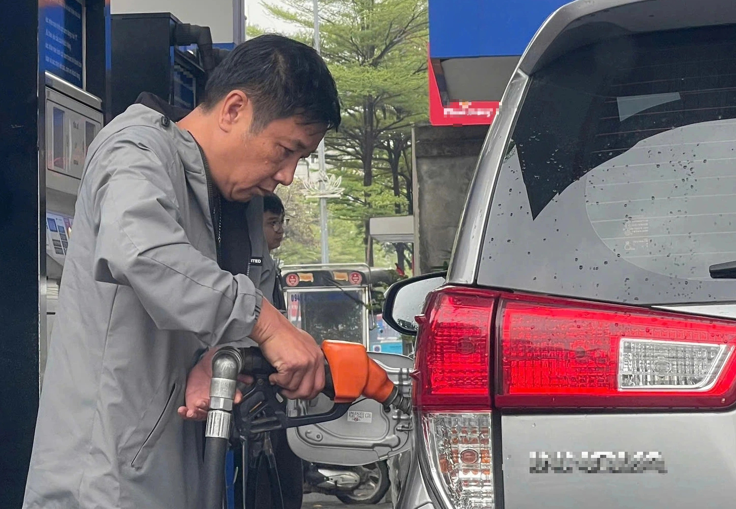 Giá xăng dầu tăng mạnh từ 10.3, có loại tăng 3.380 đồng/lít- Ảnh 1.