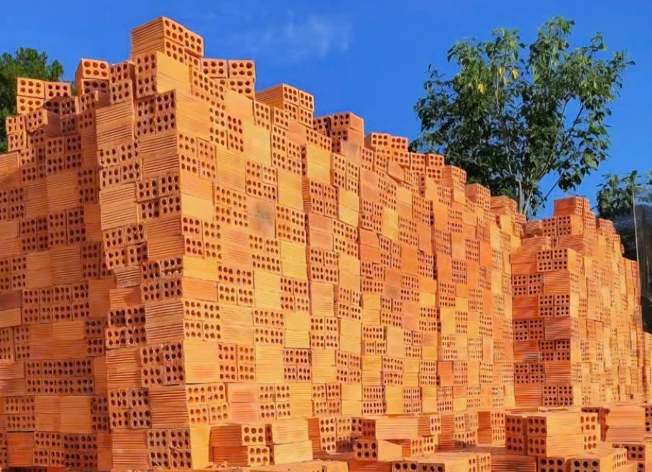 Giá xăng dầu tăng, vật liệu xây dựng leo thang, nhà xe dè dặt tăng cước- Ảnh 1.