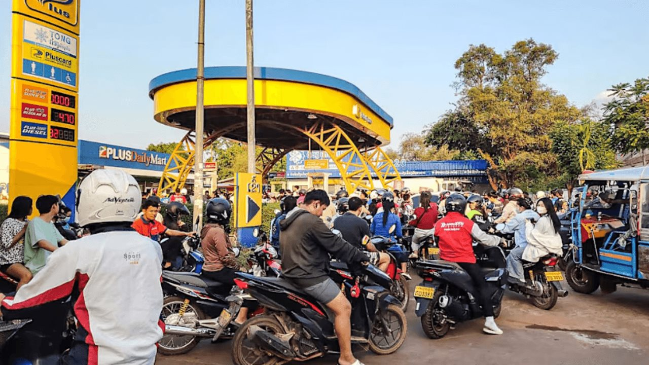 Giá xăng ở nước cạnh Việt Nam đã lên 47.000 đồng/lít- Ảnh 1.