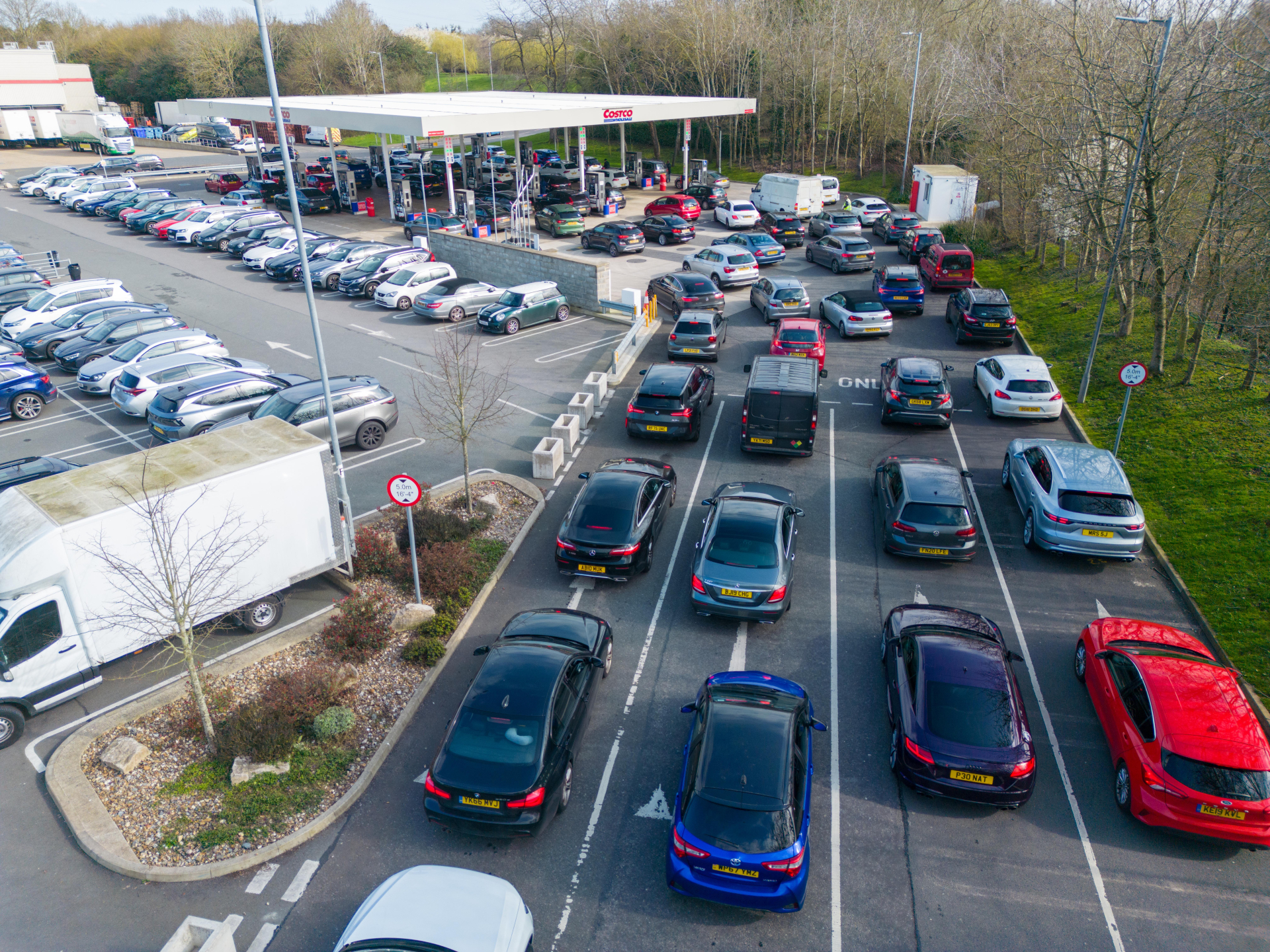 Giá xăng tăng mạnh vì tình hình Trung Đông bất ổn, người dân xếp hàng cả tiếng chờ đổ- Ảnh 1.