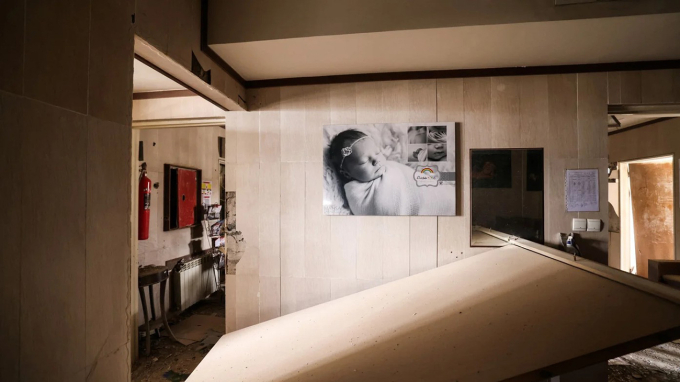 Một bức tường thạch cao bị đổ sập tại Bệnh viện Gandhi ở Tehran sau cuộc không kích ngày 1/3. Ảnh: Atta Kenare/AFP