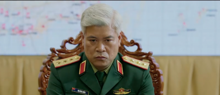 Thượng tướng Hà Đình Quân tỏ ra bình tĩnh nhưng trong lòng vẫn lo lắng cho con gái. Ảnh VTV