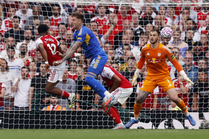 Jurrien Timber (số 12) đánh đầu ghi bàn cho Arsenal trong trận đấu Leeds United trên sân Emirates, London, Anh ngày 23/8/2025. Ảnh: Reuters