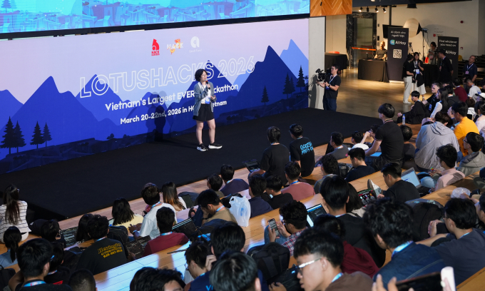 Đại diện một đội thi đang trình bày tại LotusHacks 2026. Ảnh: BTC