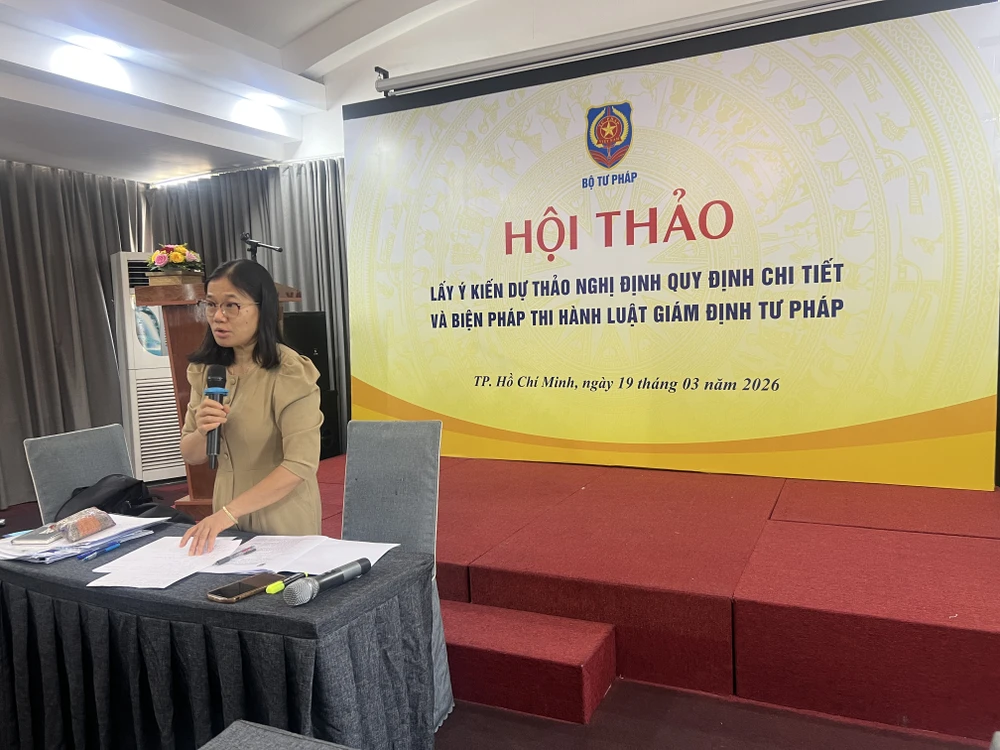 Bà Nguyễn Thị Thụy, Trưởng phòng Quản lý đấu giá tài sản, giám định tư pháp, trọng tài, hòa giải thương mại, Cục Bổ trợ tư pháp (Bộ Tư pháp) chủ trì hội thảo. Ảnh: HỮU ĐĂNG giám định tư pháp