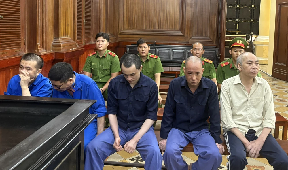 Các bị cáo tại phiên tòa. Ảnh: SONG MAI giam-doc-cong-ty-busan-buon-lau-sua-ensure-glucerna-horizon-post0.jpg