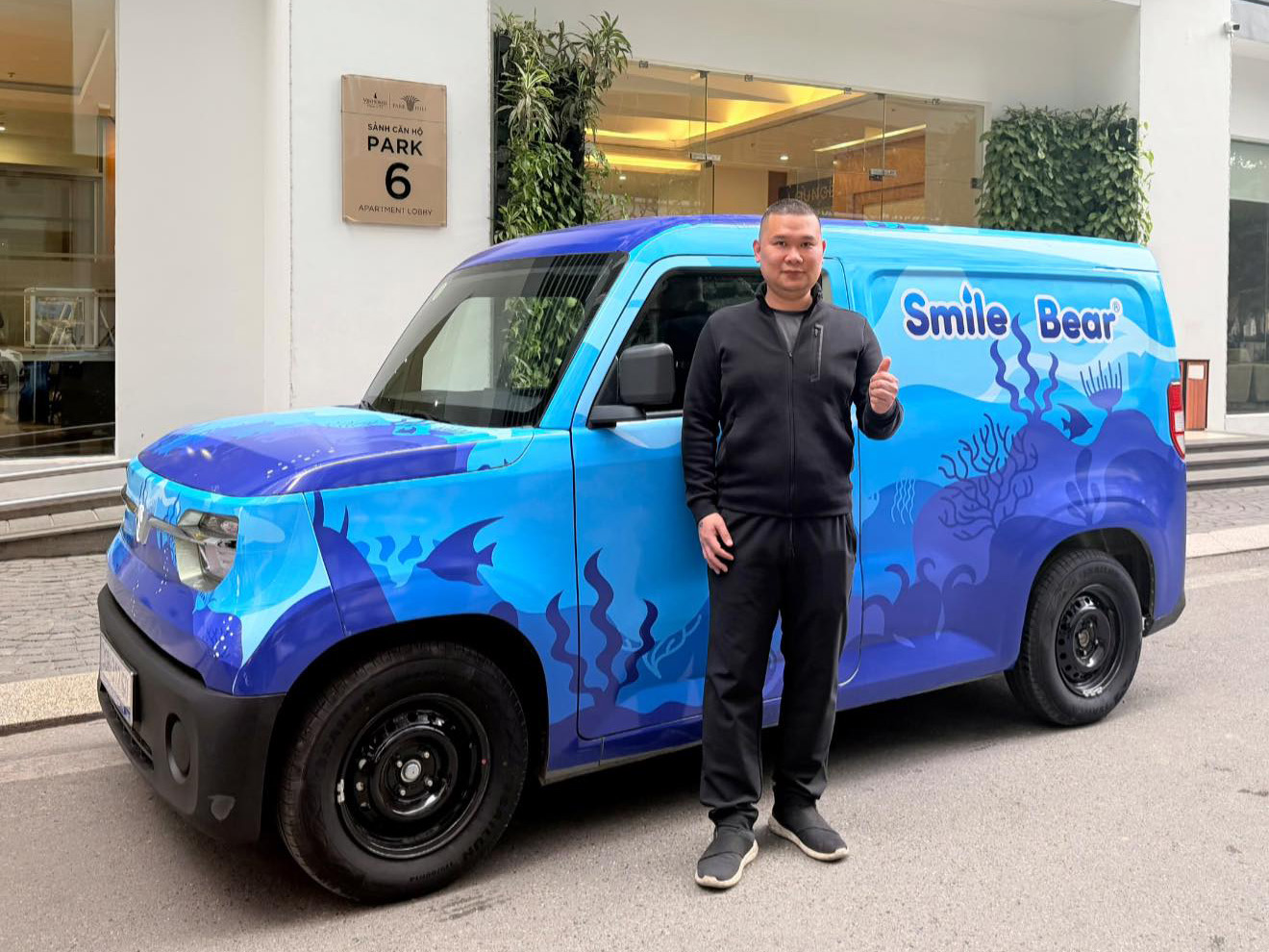 Giám đốc ở Hà Nội sắm VinFast EC Van thay xe tải chở hàng trong phố, tính trải nghiệm lái xuyên Việt khi có thời gian- Ảnh 1.