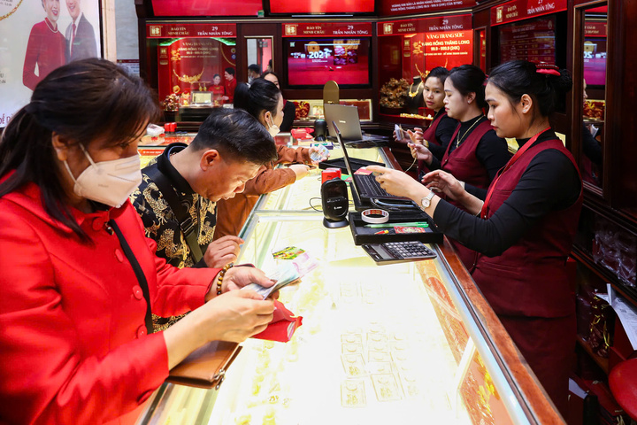 Giảm thêm hơn 3 triệu đồng, giá vàng 'bốc hơi' 7,2 triệu đồng/lượng trong 1 ngày- Ảnh 1.