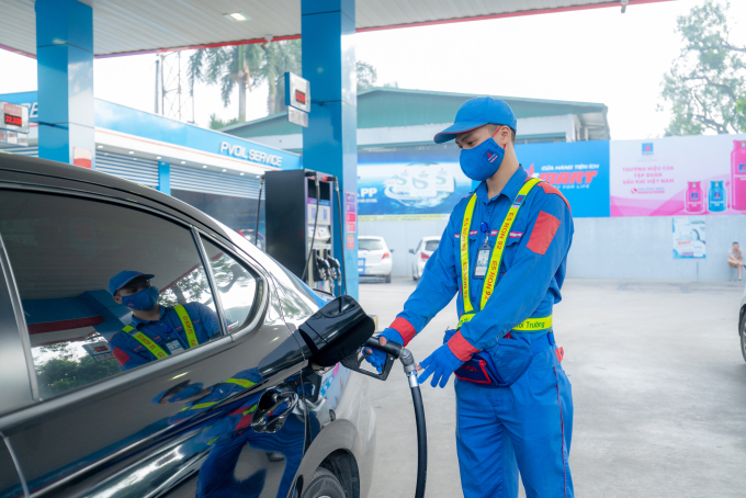 Nhân viên cửa hàng xăng dầu tại Hà Nội đổ nhiên liệu cho khách hàng. Ảnh: PVOIL