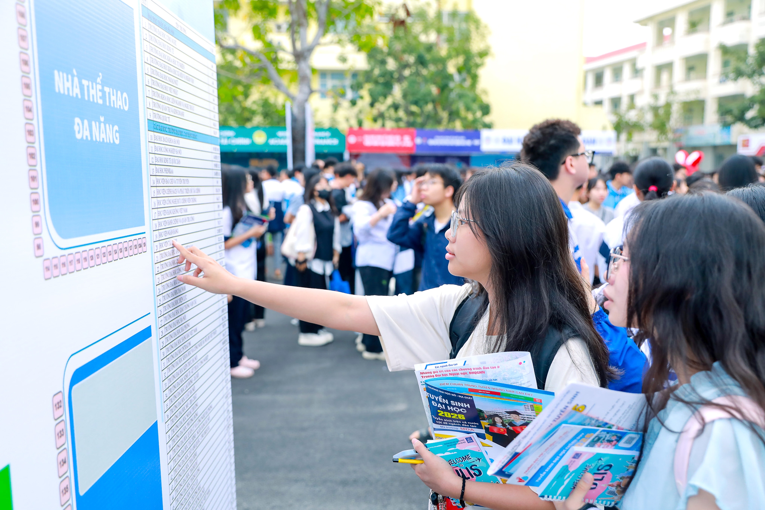 Giảm trừ chi y tế, giáo dục khi tính thuế: Cần 'rộng tay' hơn 1 Giảm trừ chi y tế, giáo dục khi tính thuế: Cần 'rộng tay' hơn - Ảnh 1.