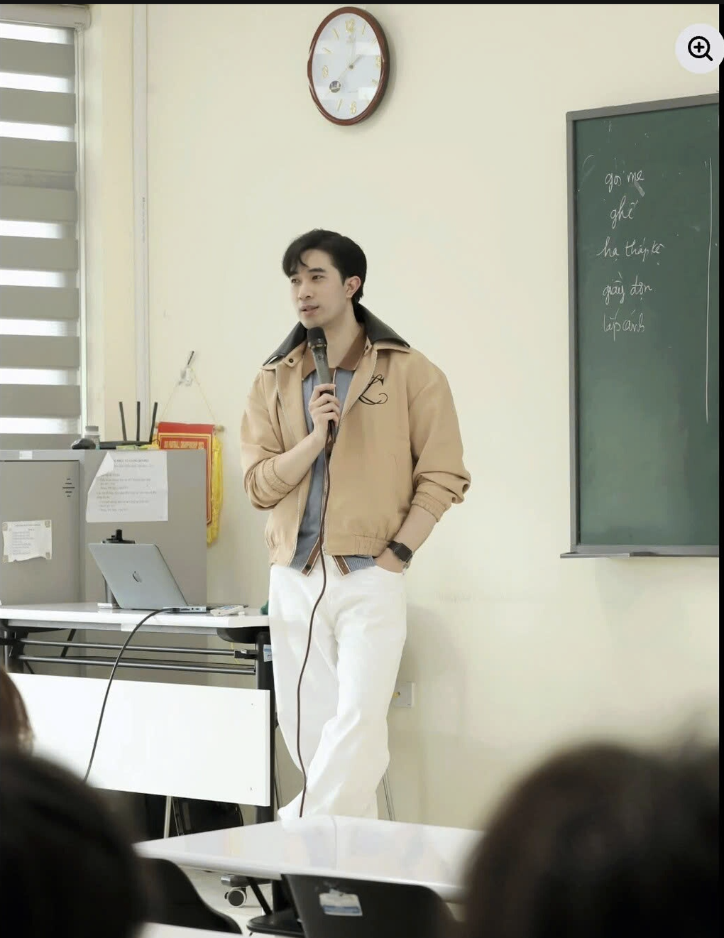 Giảng viên Gen Z gây sốt mạng xã hội vì hình ảnh chụp lén của sinh viên - 1