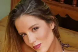 Ca sĩ cao 1,81 m đăng quang hoa hậu