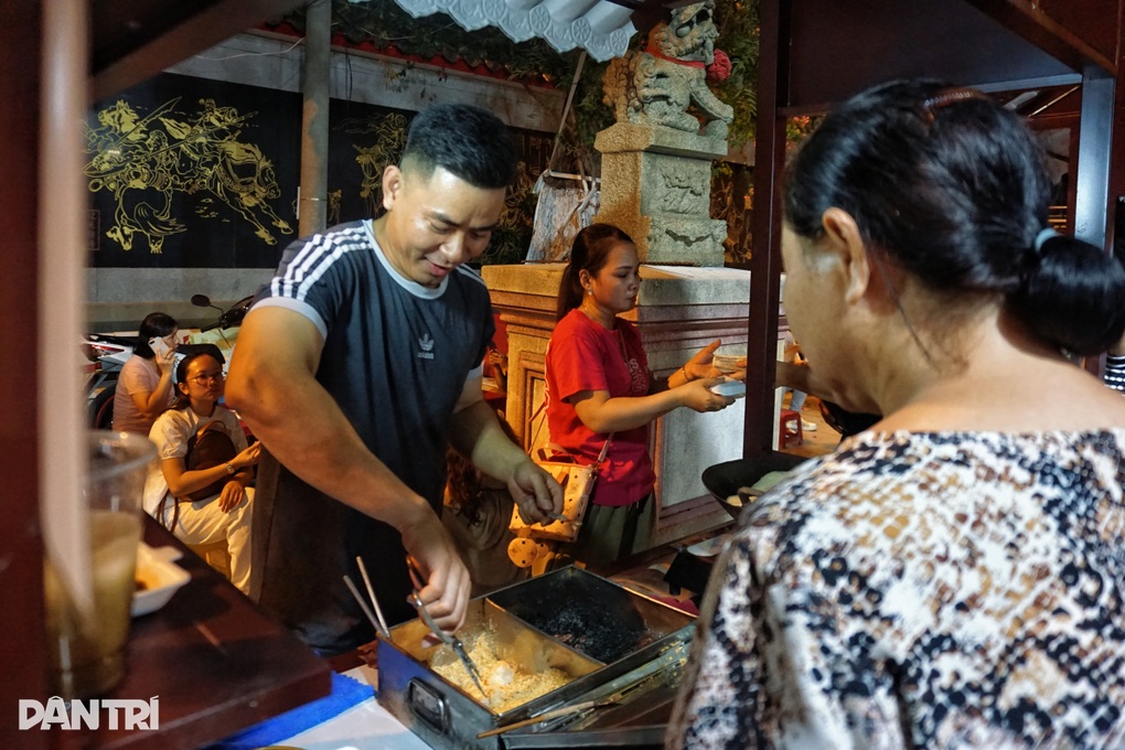 Giới trẻ xếp hàng mua món bánh lạ “ăn vào có tiền” ở TPHCM - 1