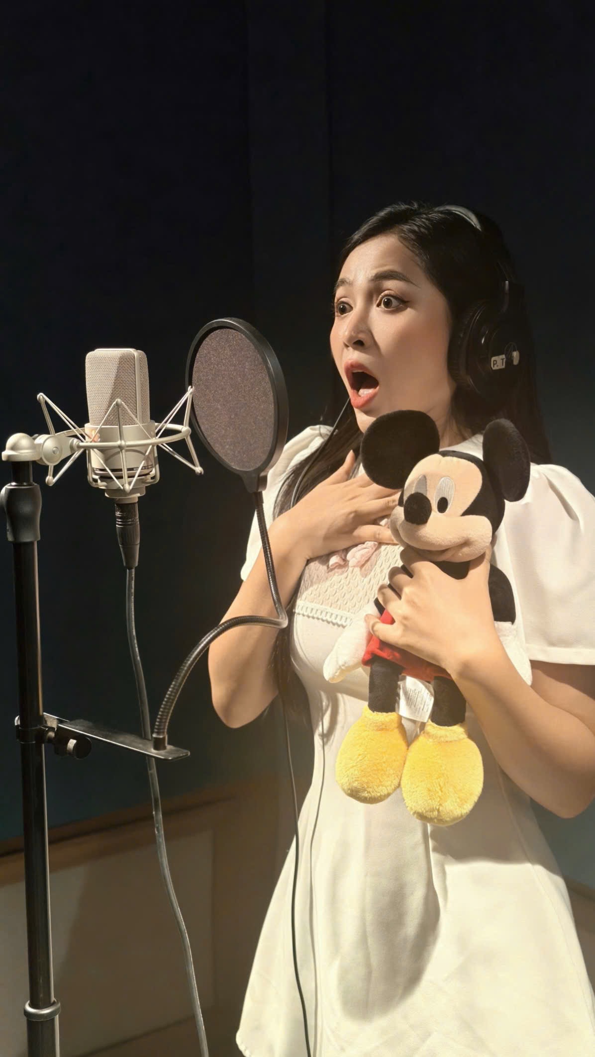 Giọng ca 'Viết tiếp câu chuyện hòa bình’ tiết lộ lý do ‘lấn sân’ phim ảnh- Ảnh 1.