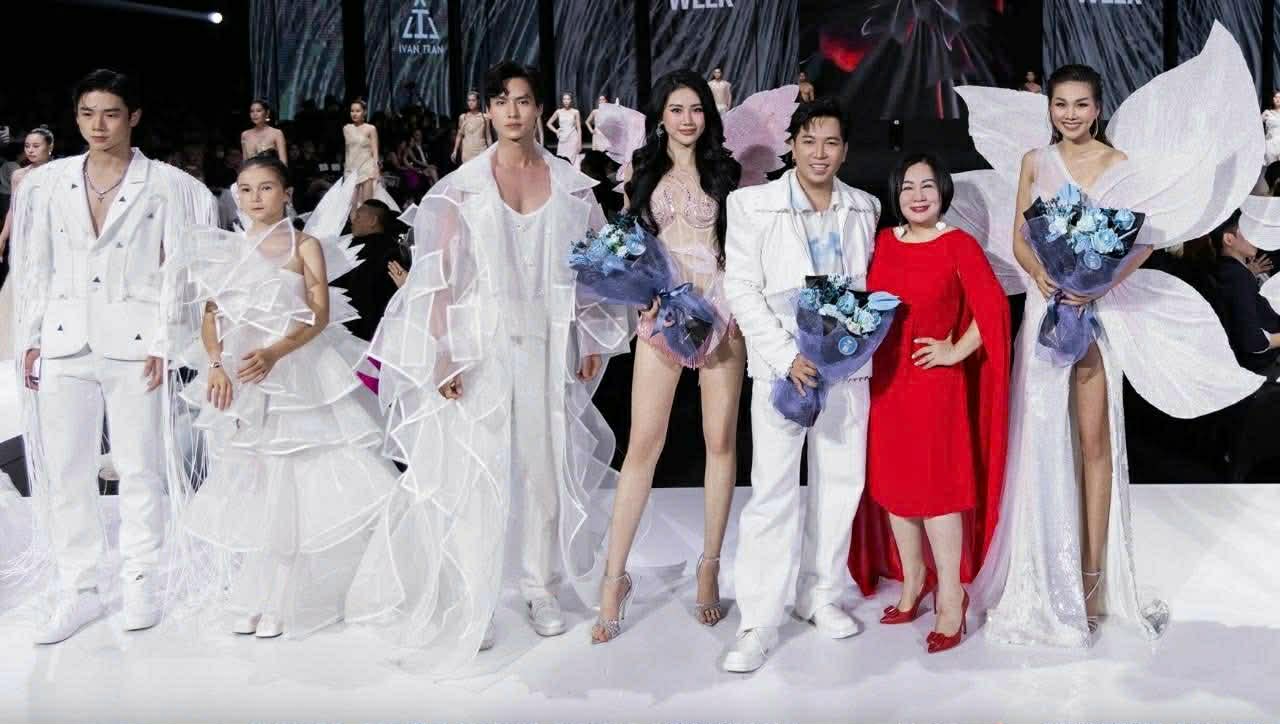 Không dừng lại ở việc ca hát, giọng ca nhí còn thử sức ở lĩnh vực thời trang, trình diễn trong show thời trang của NTK Ivan Trần
