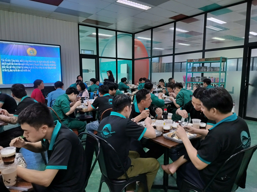 Giữ chân người lao động từ bữa ăn giữa ca - Ảnh 1.