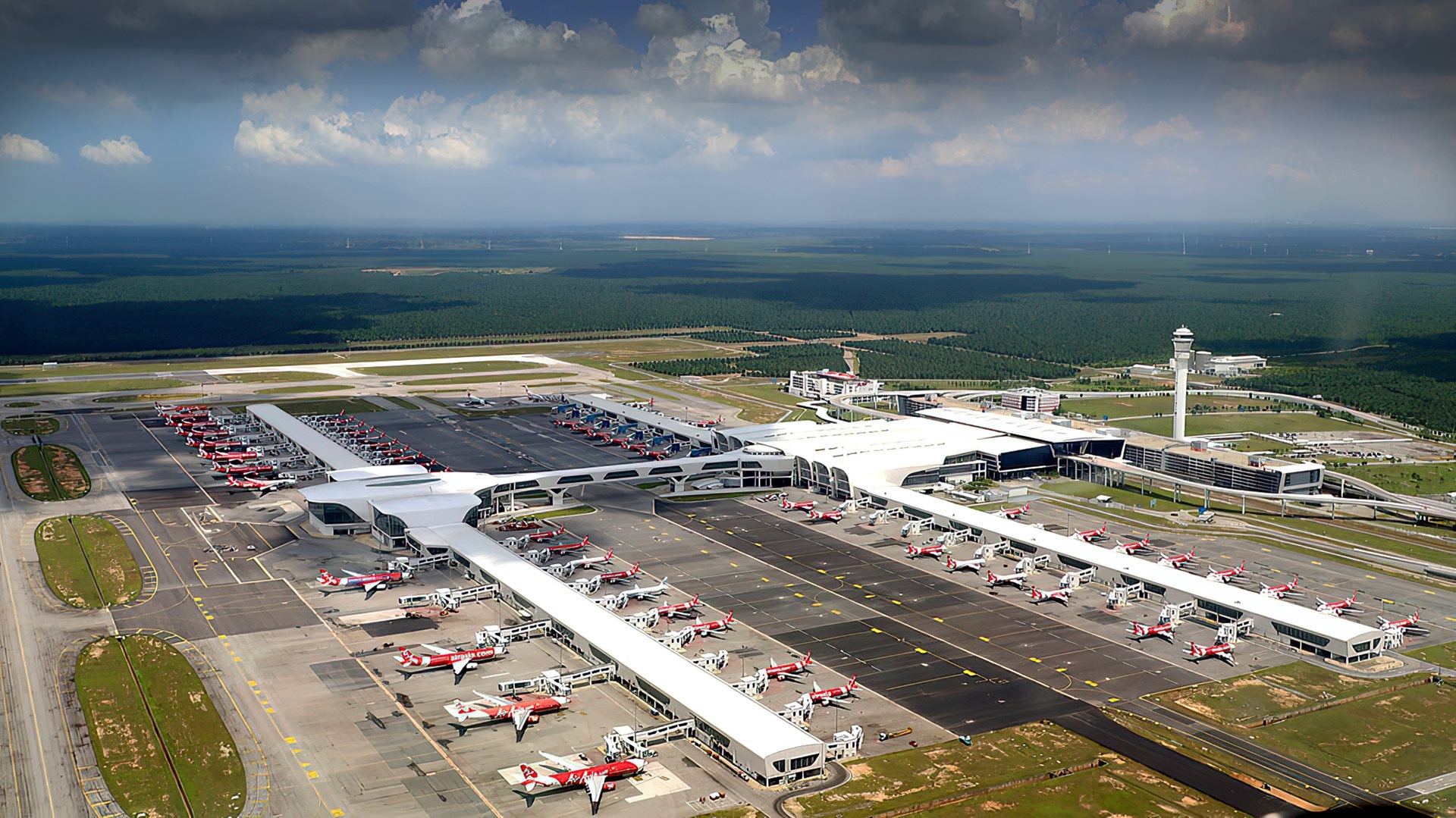 Giữa khủng hoảng nhiên liệu, láng giềng Việt Nam vẫn bán vé bay khứ hồi chỉ 900.000 đồng- Ảnh 1.