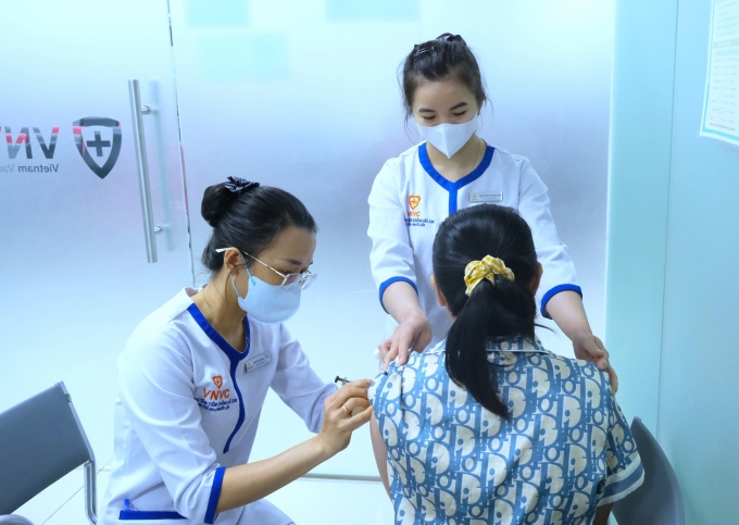 Chị Thanh Thảo tiêm vaccine HPV Gardasil 9 tại VNVC Thủ Đức 2 sau khi mẹ đã đóng đủ tiền 6 mũi tiêm cho hai chị em. Ảnh: Diệu Thuần