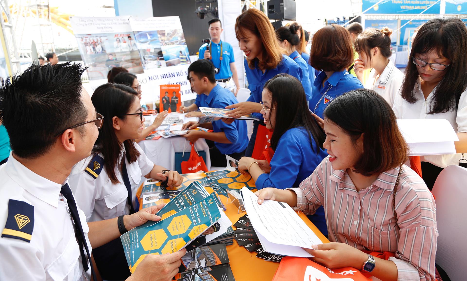 Khơi thông nguồn nhân lực chất lượng cao cho Hà Nội: Gợi mở từ hệ sinh thái hàng không - Ảnh 1.