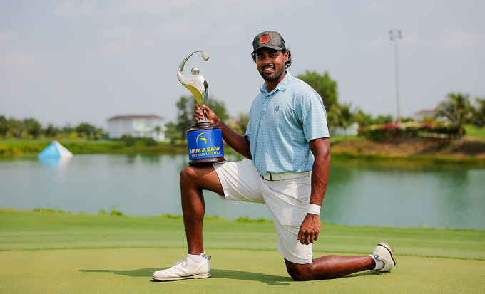Khavish Varadan khoe chức vô địch Vietnam Masters 2026 trên sân Royal Long An Golf & Country Club ngày 19/3.