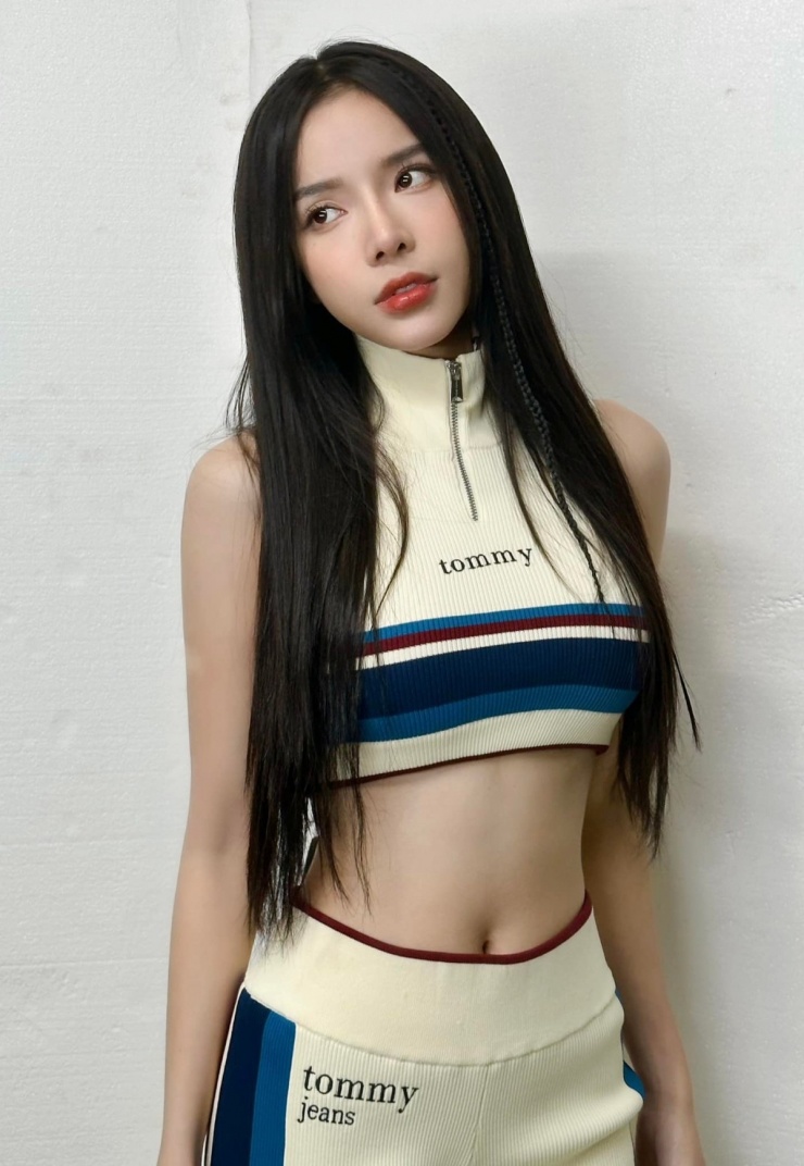 Gu mặc tôn eo của nữ chính Thỏ ơi 1 Giọng ca trẻ có gương mặt sáng, hình thể cân đối.