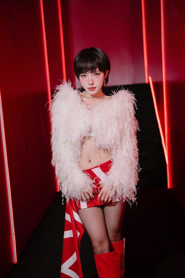 Bên cạnh diễn xuất, LyLy gây ấn tượng bởi nhan sắc xinh đẹp như búp bê. Ngoài đời cô theo đuổi phong cách trẻ trung, cá tính. Nữ ca sĩ luôn biết cách làm mới hình ảnh bằng những cách phối đồ thông minh.