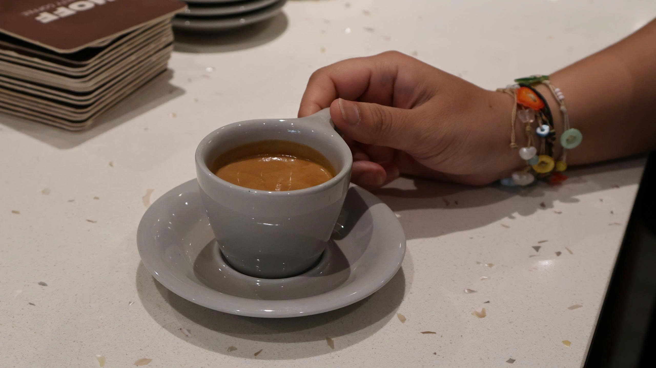 Gu thưởng thức mới của người trẻ từ ly cà phê đặc sản - Ảnh 1.