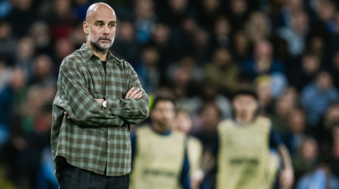 HLV Pep Guardiola phản ứng ngoài đường biên trong trận Man City thua Real 1-2 ở lượt về vòng 1/8 Champions League trên sân Etihad, Manchester ngày 17/3. Ảnh: AP