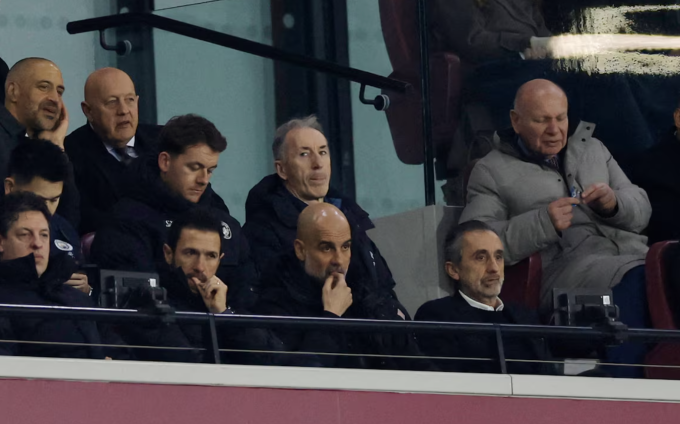 Guardiola ngồi trên khán đài trong trận Man City hòa West Ham 1-1 ở vòng 30 Ngoại hạng Anh trên sân vận động London ở Olympic Park Stratford, Lower Lea Valley, East End của London, Anh ngày 14/3/2026 Ảnh: Reuters