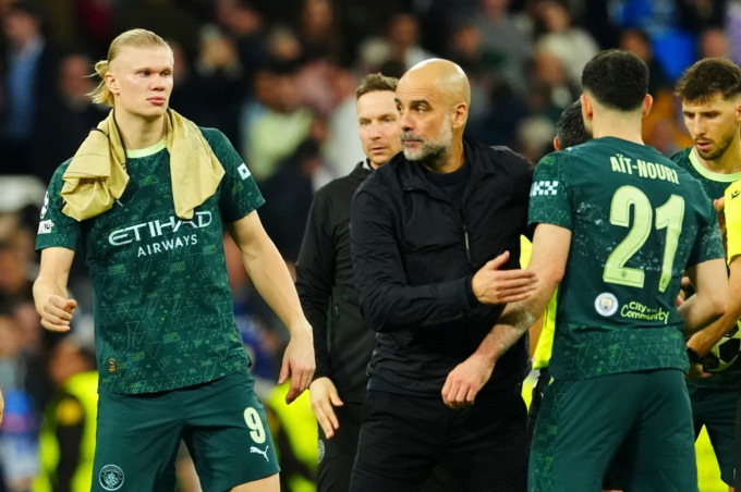 Pep Guardiola (áo đen) động viên các cầu thủ Man City sau trận thua Real 0-3 ở lượt đi vòng 1/8 Champions League trên sân Bernabeu, Madrid, Tây Ban Nha ngày 11/3/2026. Ảnh: Shutterstock