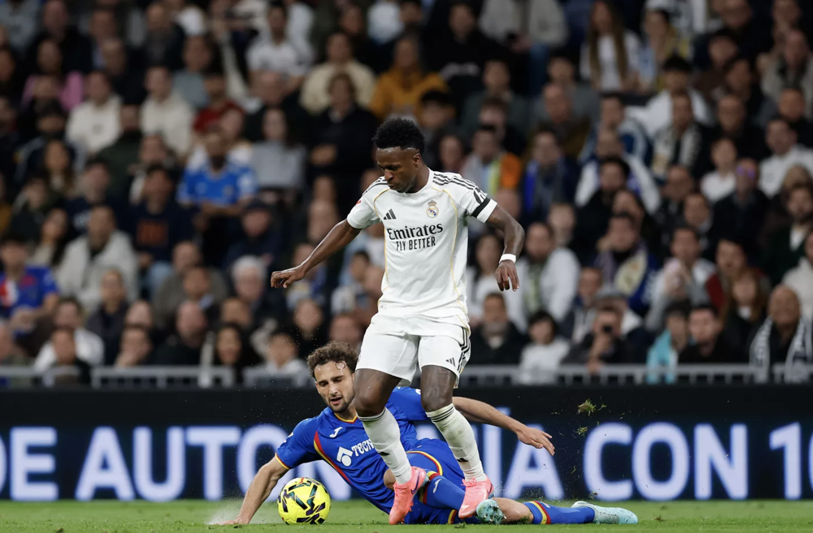 Gục ngã sân nhà Bernabeu, Real Madrid hụt hơi cuộc đua vô địch 1 Gục ngã sân nhà Bernabeu, Real Madrid hụt hơi cuộc đua vô địch - Ảnh 1.